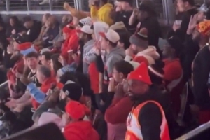 看熱鬧不嫌事大！老鷹主場迎戰(zhàn)快船 球迷高呼：保羅去哪了？