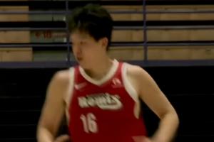 游刃有余！楊瀚森低位背打接慢三步殺至框底 扛著對(duì)手單腳放進(jìn)！