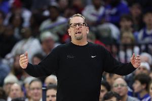 怒氣沖沖！納斯不滿球權(quán)判罰 沖著裁判狂吼