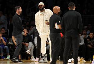 詹姆斯：21年扭傷腳踝時我只想系緊鞋帶&投進(jìn)三分 隨后痛感加劇