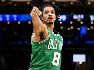 仙人指路！德里克·懷特半場送長傳 米諾特起飛雙手空接暴扣