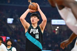 穩(wěn)??！楊瀚森禁區(qū)內(nèi)連續(xù)晃動(dòng)被切球 淡定拿回球權(quán)干拔穩(wěn)穩(wěn)命中！