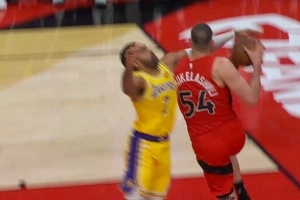 動(dòng)作有點(diǎn)大！文森特?cái)r截?fù)糁旭R穆凱拉什維利 被吹一級(jí)惡意犯規(guī)