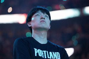 約基奇式助攻！楊瀚森弧頂持球策應(yīng) 擊地妙傳空切隊(duì)友上籃！