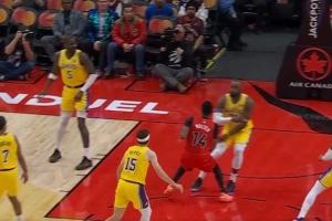 沒站穩(wěn)！詹姆斯補防犯規(guī) 湖人挑戰(zhàn)失敗