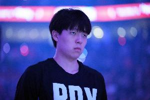 游刃有余！楊瀚森三節(jié)出戰(zhàn)21分鐘 11中7&兩記三分拿下17分6板3助