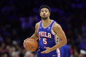 失準(zhǔn)但很全能！格萊姆斯上半場7中3得7分5板4助1斷 三分3中0