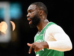 大當(dāng)家！杰倫·布朗22中10&罰球9中7 砍下30分8板8助&正負(fù)值+12