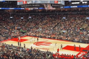 一閃一閃蹦迪現(xiàn)場！猛龍主場計時器燈光閃爍 導(dǎo)致開賽40秒就暫停