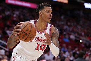 穩(wěn)定輸出！小賈巴里·史密斯半場7中4拿到10分1板2助 正負(fù)值+17