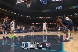 白玉柱塌了！濃眉被切特拉拽犯規(guī)但2罰不中 補(bǔ)籃還遭后者遮天大帽