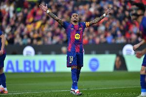 記者：拉菲尼亞正常進(jìn)行訓(xùn)練，可以首發(fā)出戰(zhàn)法蘭克福