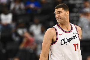 還是有貢獻(xiàn)的！大洛貼防蘭德爾到籃下送出遮天大帽