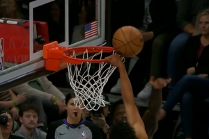 這不是干擾球？桑德斯單臂砸扣脫手拽筐球仍進(jìn)