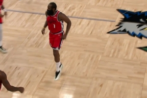 幸無大礙！哈登退防時疑似踩到愛德華茲腳 但繼續(xù)作戰(zhàn)