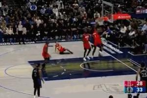 恐怖身體！濃眉雙手扣籃勢在必得 阿門迎面一掌扇飛到計時器上