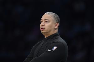 戰(zhàn)績跌回西部倒數(shù)第二！解說：快船??！行至水窮處就真窮了！