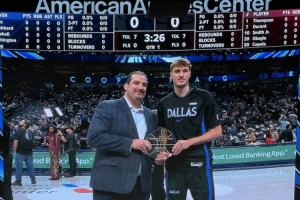 主場(chǎng)迎戰(zhàn)火箭！弗拉格賽前領(lǐng)取本賽季首個(gè)月最佳新秀獎(jiǎng)