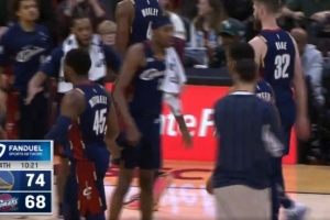 準(zhǔn)備搞事？米切爾底角不講理三分打停勇士 分差僅剩6分