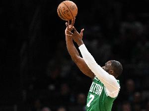 瀟灑！杰倫·布朗晃飛斯科蒂·巴恩斯 中投命中率隊(duì)打出8-0攻擊波