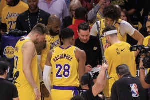 楊毅：湖人東契奇&里夫斯&老詹都不能防 他們不是防守大隊&靠進攻