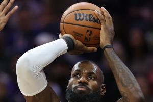 史上僅兩人40歲后單場砍至少25分5板5助：詹姆斯16次 喬丹3次