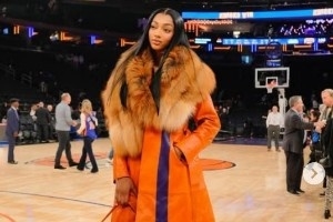 身材高挑！里斯穿尼克斯配色大衣觀戰(zhàn)NBA 緋聞男友為魔術(shù)的小卡特