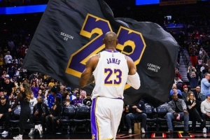 關(guān)鍵先生！湖人官推曬海報致敬詹姆斯：連續(xù)關(guān)鍵球 這就是第23季