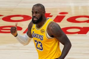 狀態(tài)來得早！詹姆斯首節(jié)5中3 得到6分2助攻0失誤