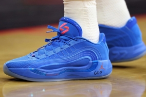 為女兒而戰(zhàn)！東契奇球鞋上寫著女兒名字Gabriela與Olivia的縮寫