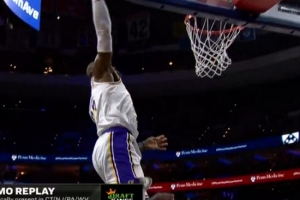 這馬上要41歲了！詹姆斯轉換三大步單臂戰(zhàn)斧劈扣 夢回當年！