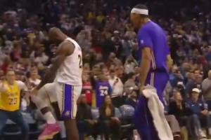 你干嘛！詹姆斯豪邁慶祝再踩霸王步 沒踩完被海斯推一把中斷了！