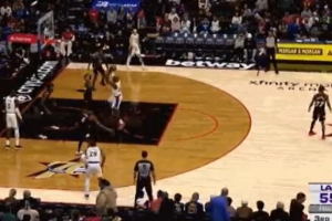 找回手感！老詹殺油漆區(qū)秀中投連得4分 拉出來飆三分也有