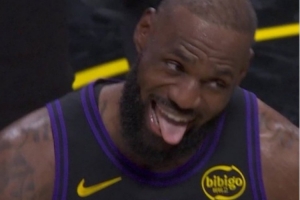 美網(wǎng)友狂呼GOAT：詹姆斯還能打3-4年 關(guān)鍵時刻更信任他而非東契奇