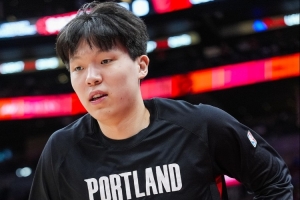 解說：楊瀚森有點不適應這個節(jié)奏 半場就4犯 后面的時間很難保持