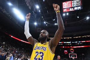 詹姆斯戰(zhàn)斧劈扣！NBA官推：勒布朗氣勢如虹 國王轉換快攻暴扣虐筐