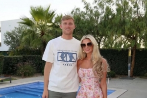 浪漫！23歲埃弗頓后衛(wèi)布蘭斯維特與女友訂婚，地點(diǎn)在迪拜酒店