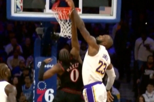 一防一傳！詹姆斯大帽馬克西直接抓球反擊 助飛八村空接打停76人