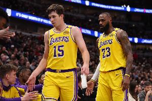 里夫斯：我搶下籃板給老詹 然后跟他說帶我們贏球吧&這是他的時刻