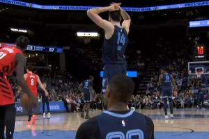 立功了！楊瀚森卡位造成埃迪個人第5次犯規(guī) 后者抱頭無奈下場