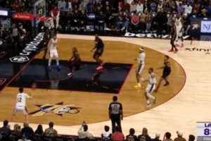 這球怎么說！東契奇籃下幾乎空籃沒出手 分拉拉維亞三分打鐵