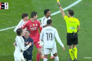 必然引發(fā)爭議！加西亞2分鐘連吃2黃，卡雷拉斯因抗議吃一黃一直紅