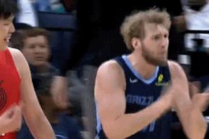 ??蘭代爾快下沒接住皮球還有點不滿 一旁的楊瀚森樂了