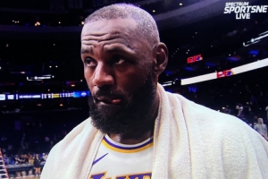 關(guān)鍵中投！詹姆斯：料到他們會(huì)攔截突破 我就后撤創(chuàng)造投籃空間