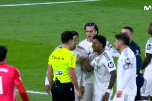 主裁連掏5張牌！羅德里戈怒噴：放尊重點，看看你現(xiàn)在在哪？