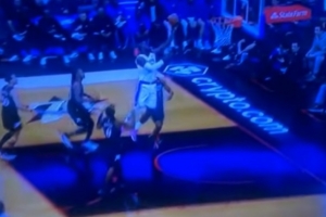 夸梅：詹姆斯丟球打人十步上籃得分 歷史得分王動(dòng)作多么“優(yōu)雅”