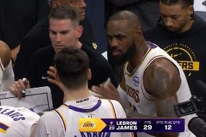 他太懂了！詹姆斯最后一個暫停激烈指導(dǎo)隊友防守&成功致命搶斷