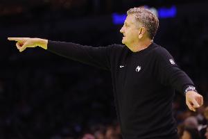 芬奇：很多球隊接球就發(fā)起進攻換防也迅速 我們往往慢半拍