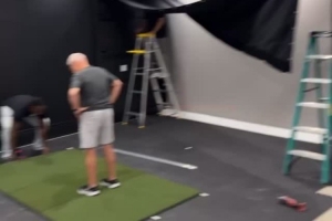 期待隨時隨地揮桿！詹姆斯曬家中安裝高爾夫模擬器畫面