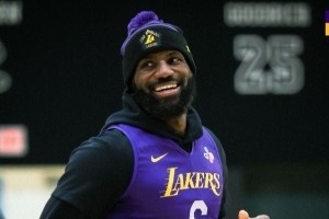 備戰(zhàn)杯賽！湖人官推曬球隊訓(xùn)練照：訓(xùn)練館內(nèi)活力滿滿